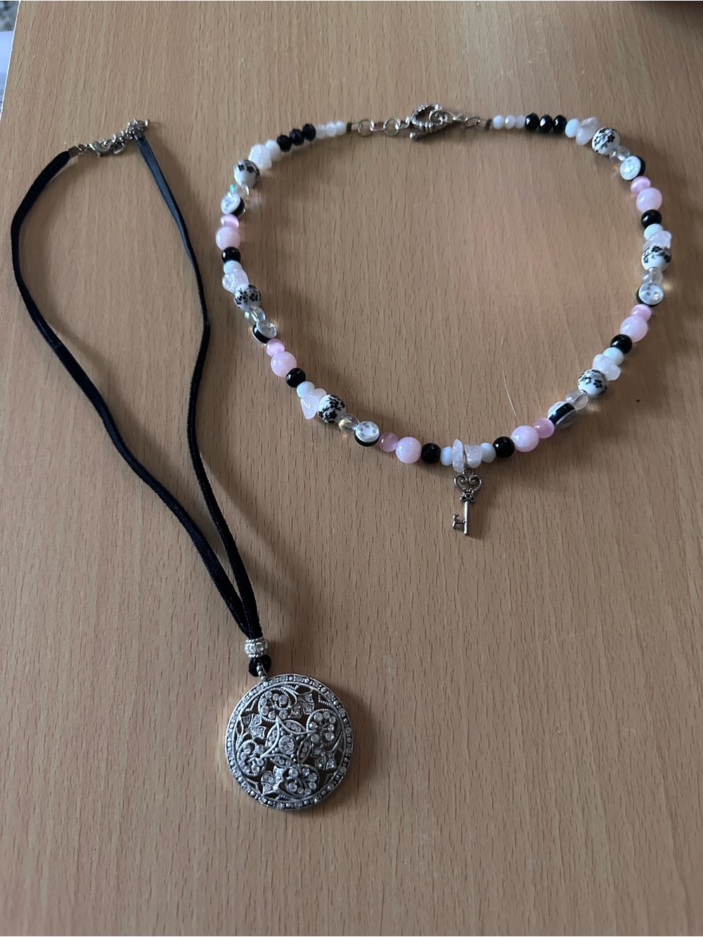 Lot of 2 fashion necklaces